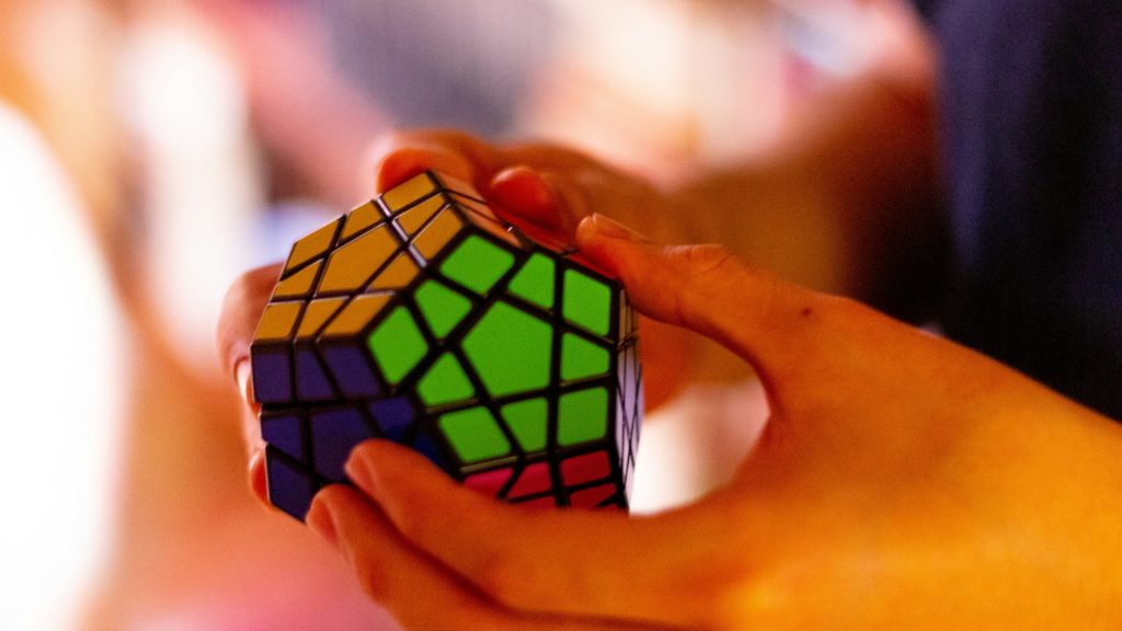 rubix cube en main