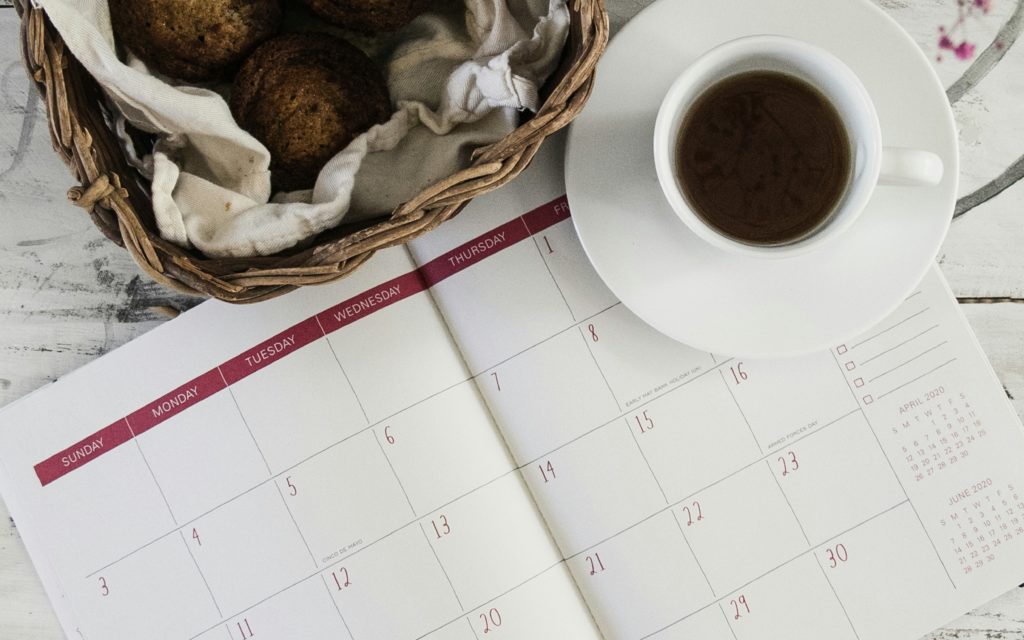 journal ouvert avec café