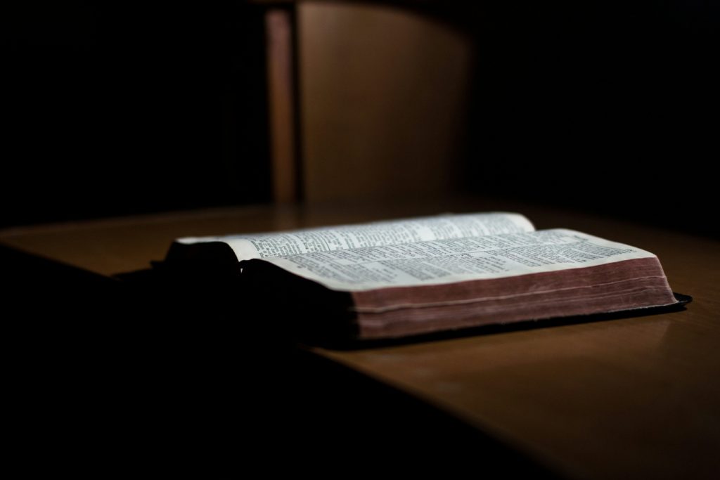 Livre ouvert sur une table